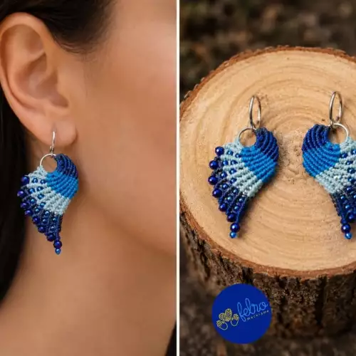 Aretes alitas azul real micro macramé hilo encerado artesanal