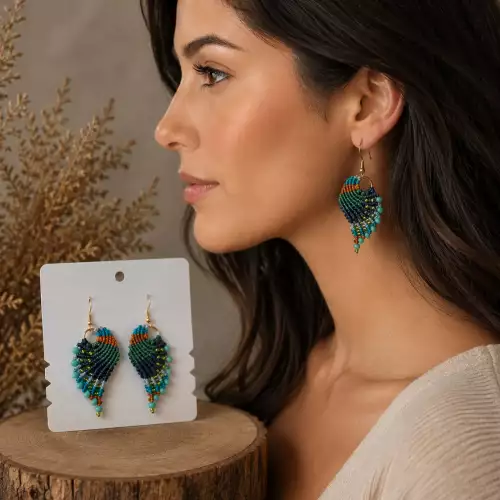 Aretes alitas en micro macramé hecho a mano Verde Luz