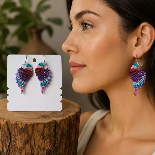 Aretes alitas micro macramé rosada hecho a mano