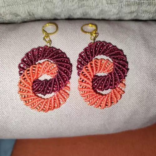 Aretes aros entrelazados macramé coral y vino