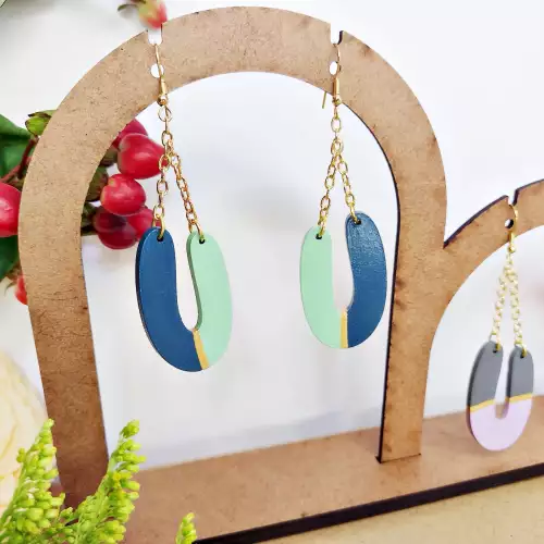 Aretes artesanales forma U madera azul verde