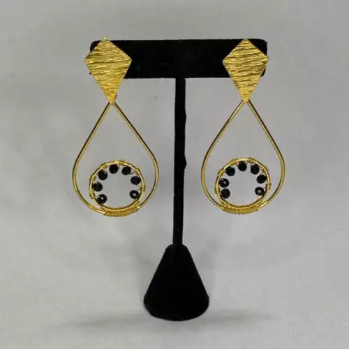 Aretes bronce alambrismo diamante lagrima tejido negro