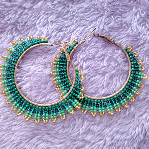 Aretes candongas Vanessa circulares mostacillas tejidas a mano