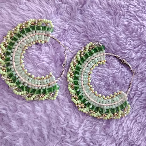 Aretes candongas Victoria media luna mostacillas artesanales