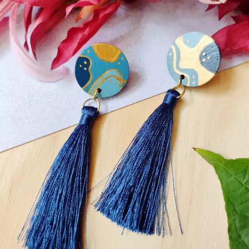 Aretes círculos azules en madera con borlas 7.5cm