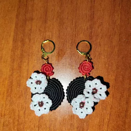 Aretes círculos negro con flores blancas y rosas