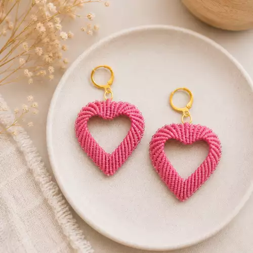 Aretes corazón macramé rosa fucsia con microcuentas