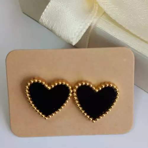 Aretes corazón negro clásico chapado oro 18K