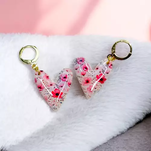 Aretes corazones con estampado de flores