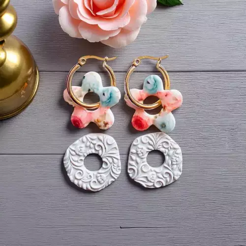 Aretes dorados con colgantes intercambiables