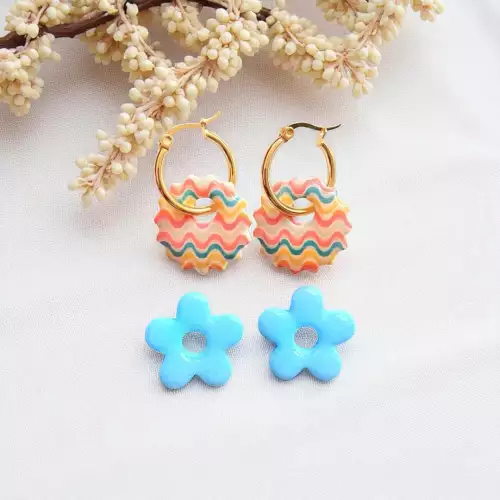 Aretes dorados con colgantes pastel ondulados