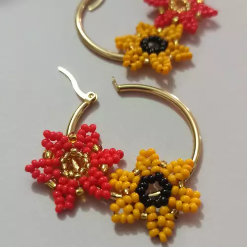 Aretes dorados con flores de chaquira hechos a mano