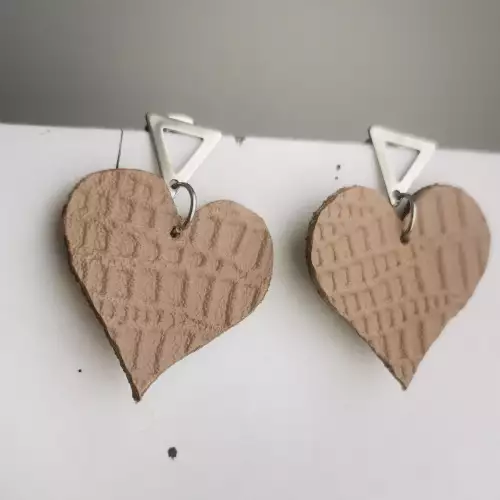 Aretes en forma de corazón cuero vacuno artesanal