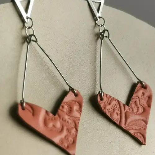 Aretes en forma de corazón cuero vacuno artesanal
