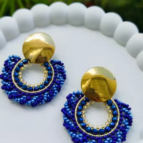 Aretes en mostacilla azul con acero hipoalergénico hecho a mano
