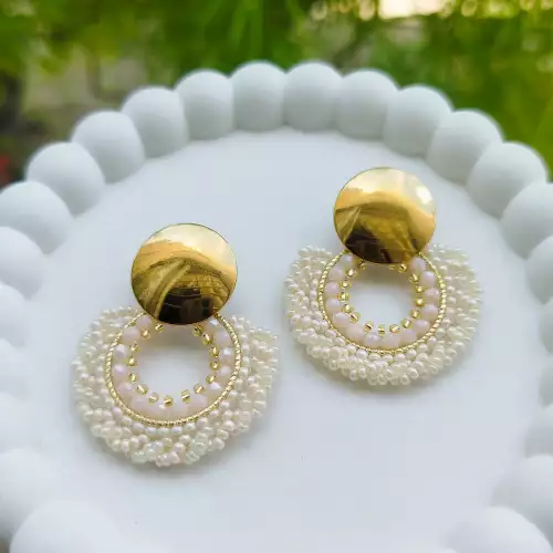 Aretes en mostacilla beige con acero hipoalergénico hecho a mano