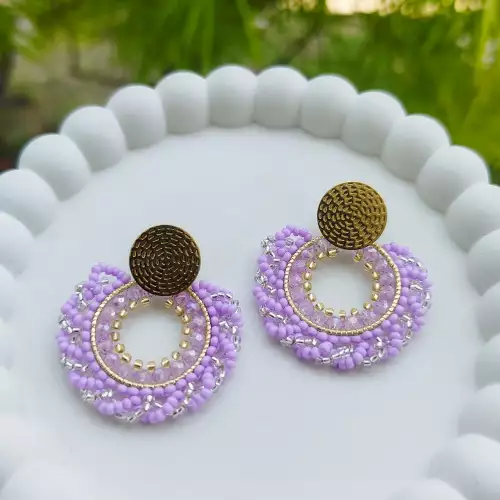 Aretes en mostacilla lila con acero hipoalergénico hecho a mano