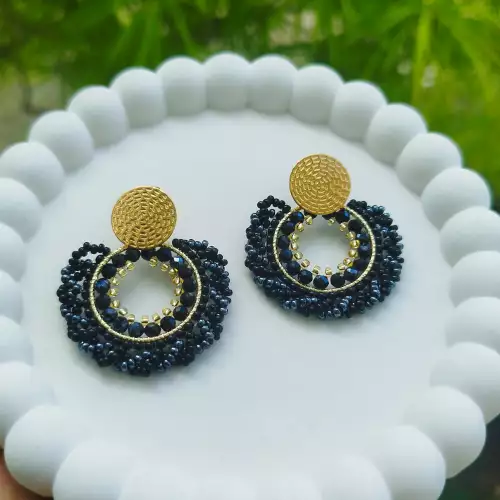 ARETES EN MOSTACILLA RADIANTE NEGRO