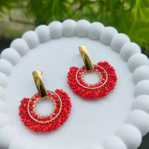 Aretes en mostacilla rojo con acero hipoalergénico hecho a mano