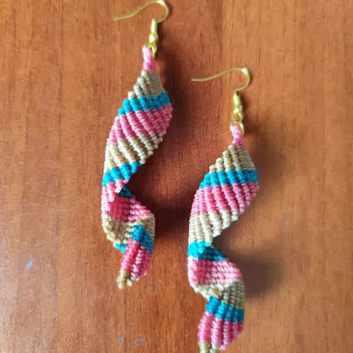 Aretes espiral coloridos tejidos a mano bohemios