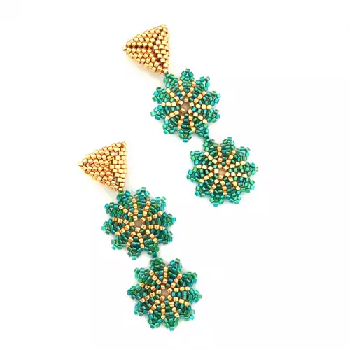 Aretes flor en tonos verdes miyuki con acabado dorado