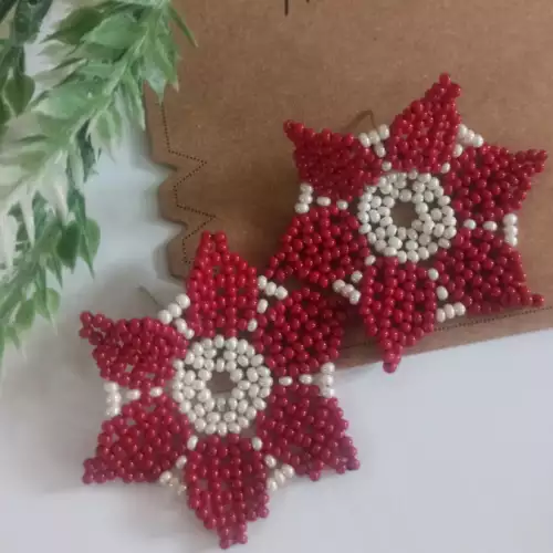 Aretes flor navideña en mostacilla vino y blanco