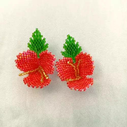 Aretes flor rojo vibrante con detalles dorado 4x3 cm