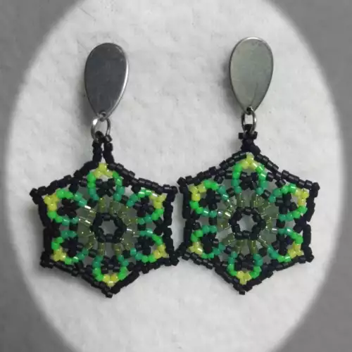Aretes flor verde miyuki tejidos a mano acero quirúrgico