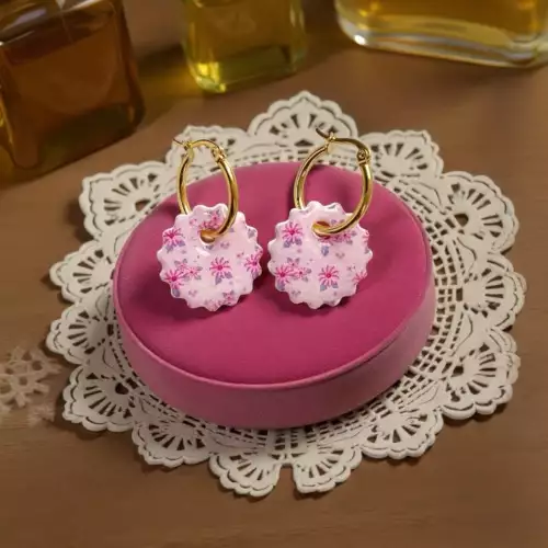 Aretes floral rosa pastel con dije ondulado