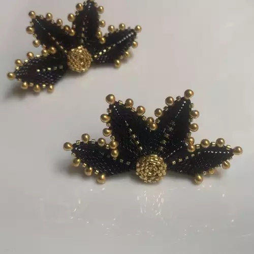 Aretes florales miyuki negro dorado tejidos a mano