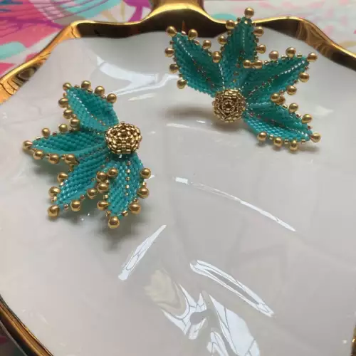 Aretes florales miyuki turquesa dorado tejidos a mano