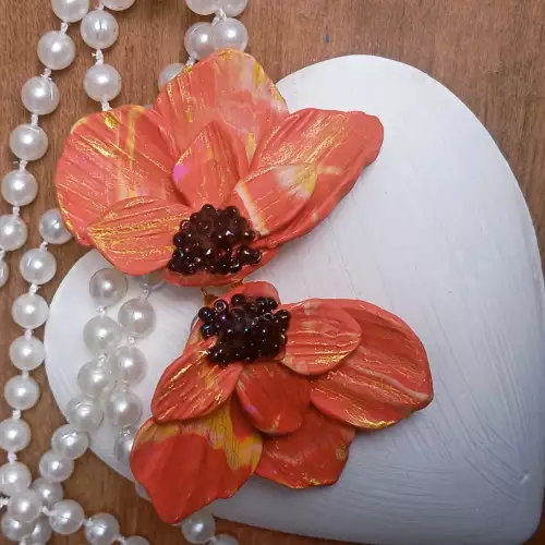 Aretes flores artesanales tonos coral y pastel
