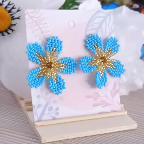 Aretes flores azul cielo tejidos a mano en mostacilla