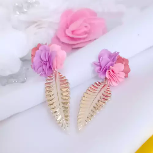 Aretes flores de tela livianos con hojas en acrílico