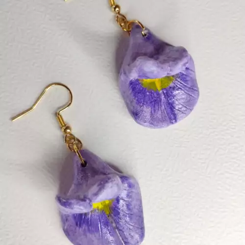 Aretes galactia púrpura en arcilla hecho a mano