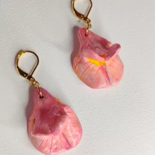 Aretes galactia rosada en arcilla hecho a mano