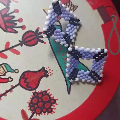 Aretes geométricos rombo 3D en chaquira lila