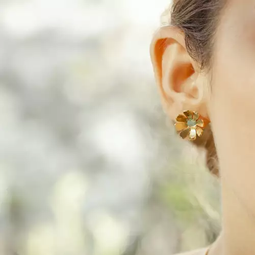 Aretes Gerbera en bronce bañado oro 24K para mujer