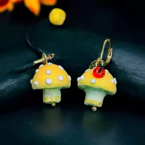 Aretes hongos amarillo con mariquita arcilla