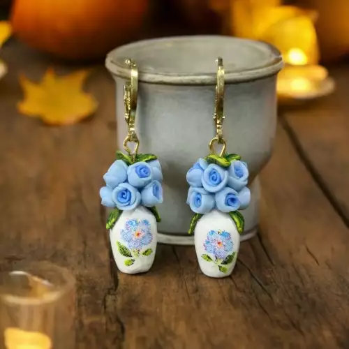 Aretes jarrones miniatura azul pastel con rosas