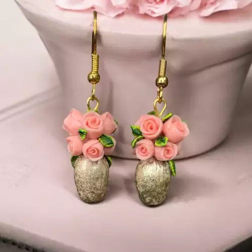 Aretes jarrones vintage dorados con rosas salmón