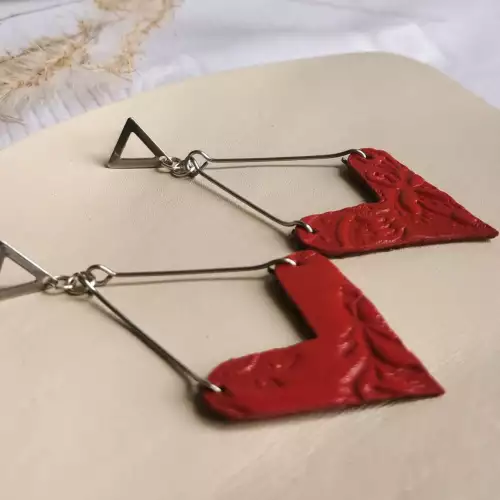 Aretes love en cuero hecho a mano hipoalergénico