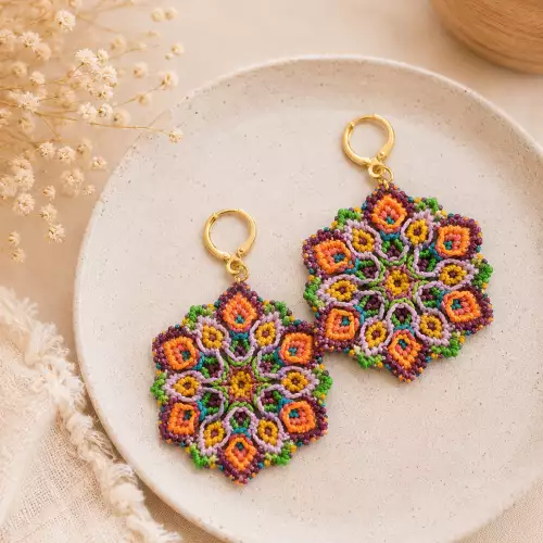 Aretes mandala macramé multicolor tejidos a mano