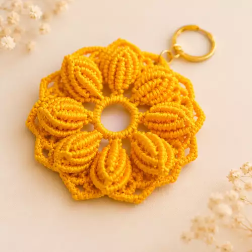 Aretes mandala macramé tejido a mano amarillo