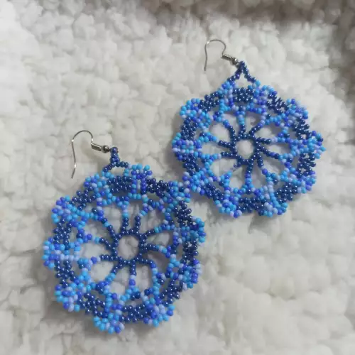 Aretes mareas azules tejidos a mano con chaquiras