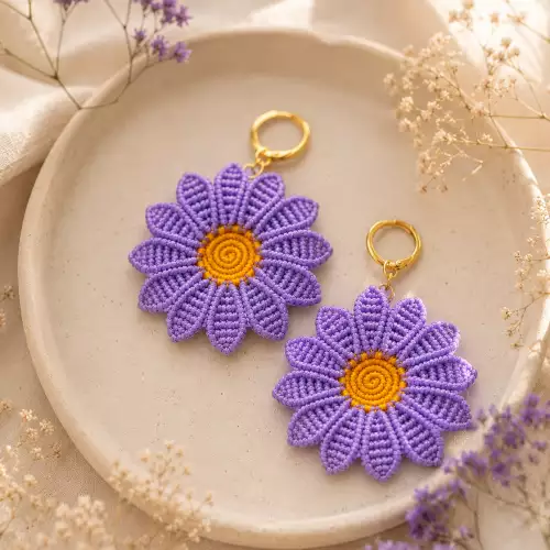 Aretes margarita lila tejidos a mano ultraligeros
