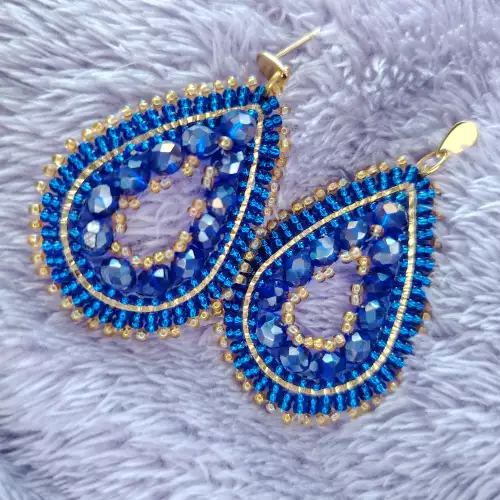 Aretes de mostacillas forma lágrima artesanales con cristales
