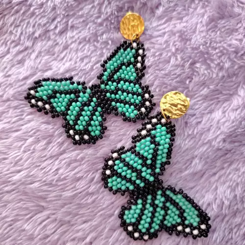 Aretes mariposa artesanales con mostacillas y detalle metálico