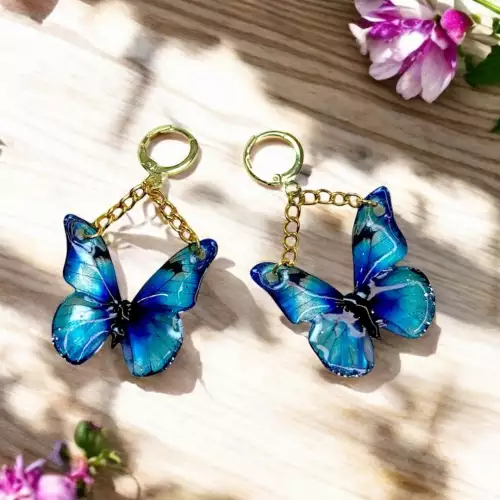 Aretes mariposas azul cielo en resina con cadena