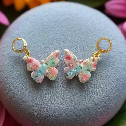 Aretes mariposas en arcilla polimérica con flores
